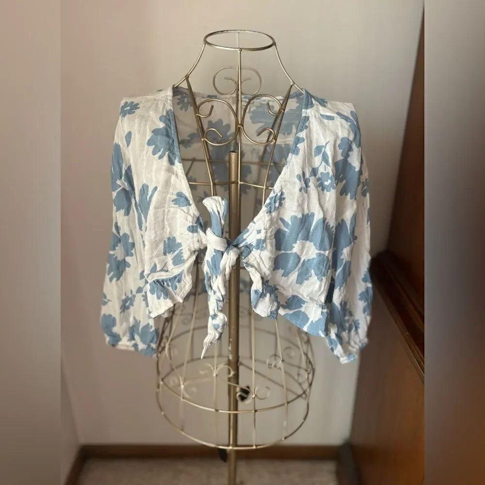 American Eagle Floral Tie Front Crop Top Size M Blue White